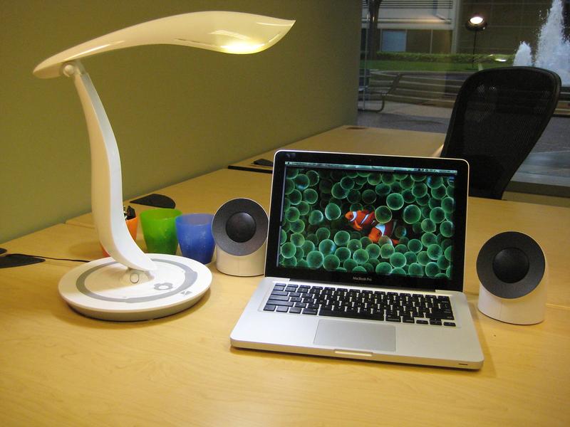Desk lamp with USB port